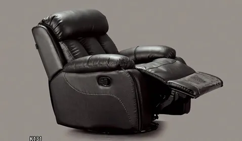 Sofa thư giãn màu đen tạo điểm nhấn cho phòng khách